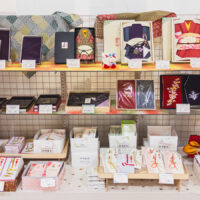 【ふくさ・風呂敷・切手盆・おためコーナー】 ご進物やご法事、お悔やみの場など、 いざという時に必要な「ふくさ」や「風呂敷」「切手盆」 「使う時になって、探してもなかなか見つからない」 そんなお声をよく耳にします。 急なご入り用にもできる限り対応いたしますので、 どうぞお気軽にご相談ください。 御祝をいただく際にお返しに使うおため袋も各種ご用意。 お一つからお求めいただけます。