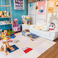 【キッズコーナーのご紹介】 当店では、小さなお子さまも楽しく過ごせる キッズコーナーをご用意しています。 ぬいぐるみや絵本のほか、赤ちゃん用のゆりかごもございます。 店に入るとキッズコーナーにまっすぐ走っていかれ 「帰りたくない！」とおっしゃるお子さんだけでなく、 お店の前を車で通られた時に「遊んでいく！」 とおっしゃるお子さんもいてくださるのだとか。 贈り物を選ぶ時間が、あたたかな思い出になりますように。 お子さま連れでも、どうぞ安心してお越しくださいね。