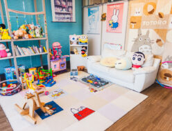 【キッズコーナーのご紹介】 当店では、小さなお子さまも楽しく過ごせる キッズコーナーをご用意しています。 ぬいぐるみや絵本のほか、赤ちゃん用のゆりかごもございます。 店に入るとキッズコーナーにまっすぐ走っていかれ 「帰りたくない!」とおっしゃるお子さんだけでなく、 お店の前を車で通られた時に「遊んでいく!」 とおっしゃるお子さんもいてくださるのだとか。 贈り物を選ぶ時間が、あたたかな思い出になりますように。 お子さま連れでも、どうぞ安心してお越しくださいね。