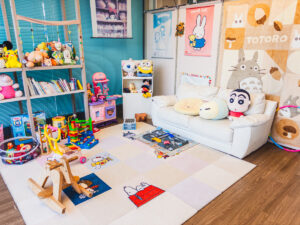 【キッズコーナーのご紹介】 当店では、小さなお子さまも楽しく過ごせる キッズコーナーをご用意しています。 ぬいぐるみや絵本のほか、赤ちゃん用のゆりかごもございます。 店に入るとキッズコーナーにまっすぐ走っていかれ 「帰りたくない！」とおっしゃるお子さんだけでなく、 お店の前を車で通られた時に「遊んでいく！」 とおっしゃるお子さんもいてくださるのだとか。 贈り物を選ぶ時間が、あたたかな思い出になりますように。 お子さま連れでも、どうぞ安心してお越しくださいね。