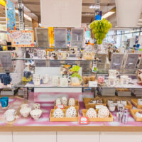 【単品陶器コーナーのご紹介】 当店の単品陶器コーナーでは、 ご自宅用のマグカップや湯呑みはもちろん、 気軽なプチギフトにぴったりのペアカップや茶碗などをご用意しています。 ラッピングも承っております、お気軽にお申し付けください。 自分に、あの人に、小さなぬくもりを贈りませんか。