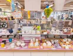 【単品陶器コーナーのご紹介】 当店の単品陶器コーナーでは、 ご自宅用のマグカップや湯呑みはもちろん、 気軽なプチギフトにぴったりのペアカップや茶碗などをご用意しています。 ラッピングも承っております、お気軽にお申し付けください。 自分に、あの人に、小さなぬくもりを贈りませんか。