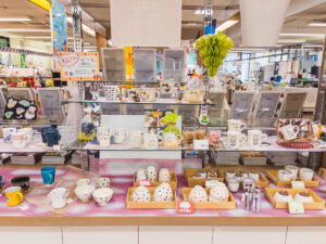 【単品陶器コーナーのご紹介】 当店の単品陶器コーナーでは、 ご自宅用のマグカップや湯呑みはもちろん、 気軽なプチギフトにぴったりのペアカップや茶碗などをご用意しています。 ラッピングも承っております、お気軽にお申し付けください。 自分に、あの人に、小さなぬくもりを贈りませんか。