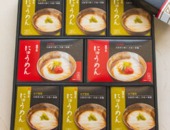 湯気とともに広がる、ゆずと梅の香り。 揖保乃糸にゅうめんに、新しいギフトセットが加わりました。 🍊ゆず風味:かやくとダシ入り。爽やかな香りとコク 🌸梅風味:まるごと梅干し入り。酸味がほっとする優しい味わい 揖保乃糸の上級品をノンフライ麺に仕上げ、 ヒガシマル特製のダシと合わせた贅沢なインスタント。 上品で洗練されたパッケージは贈り物にもぴったり。 お見舞いや冬のご挨拶、遠方のご家族へ。 気持ちが伝わるとっておきの一箱です。