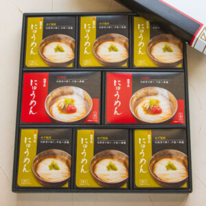 湯気とともに広がる、ゆずと梅の香り。 揖保乃糸にゅうめんに、新しいギフトセットが加わりました。 🍊ゆず風味：かやくとダシ入り。爽やかな香りとコク 🌸梅風味：まるごと梅干し入り。酸味がほっとする優しい味わい 揖保乃糸の上級品をノンフライ麺に仕上げ、 ヒガシマル特製のダシと合わせた贅沢なインスタント。 上品で洗練されたパッケージは贈り物にもぴったり。 お見舞いや冬のご挨拶、遠方のご家族へ。 気持ちが伝わるとっておきの一箱です。
